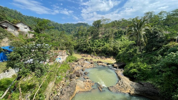 Anda tak hanya melihat hutan, persawahan hijau hingga aneka perkebunan di jalur mudik tak biasa ini. Di beberapa spot, Anda akan menemukan hidden gem.