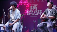 Musisi Teddy Adhitya tampil pada BNI Java Jazz On The Move.