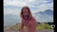 Ulah turis telanjang di Bali ternyata tak hanya dilakukan oleh perempuan, laki-laki juga ada. Bule Kanada bernama Jeff Craigen memamerkan aksinya menari telanjang di puncak gunung Batur yang disucikan. Meski menyesali perbuatannya, Jeff tetap dideportasi. (Jeff Craigen/Instagram)