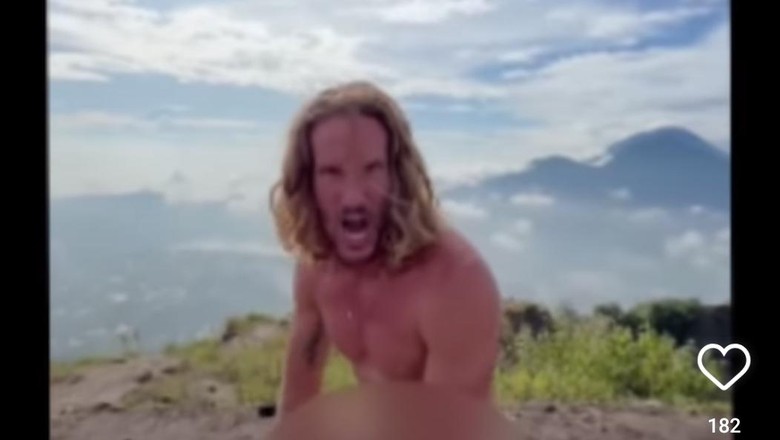 Jeff diduga menari bugil di Gunung Batu Bali