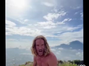 Imigrasi Sita Paspor Bule yang Berjoget Telanjang di Gunung Batur