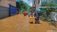 Pantauan detikJabar, sejumlah warga kembali harus berbasah-basahan dalam melakukan aktivitasnya. Tidak hanya itu beberapa masyarakat menggunakan perahu untuk bepergian dalam bekerja.