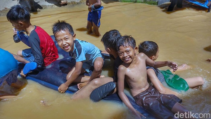 Jelang Lebaran, banjir merendam Kampung Bojong Asih, Desa Daeyuh Kolot, Kabupaten Bandung. Banjir ini disebabkan meluapnya Sungai Citarum.