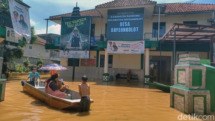 Jelang Lebaran, banjir merendam Kampung Bojong Asih, Desa Daeyuh Kolot, Kabupaten Bandung. Banjir ini disebabkan meluapnya Sungai Citarum.