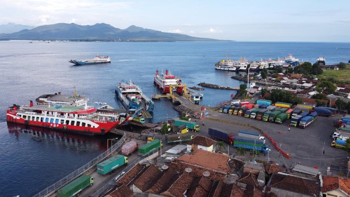 Jelang Pembatasan Angkutan Barang, Begini Kondisi Pelabuhan Ketapang Foto udara truk angkutan barang antre memasuki kapal di Pelabuhan Ketapang, Banyuwangi, Jawa Timur, Minggu (24/4/2022). Kementerian Perhubungan (Kemenhub) mengeluarkan aturan pembatasan angkutan barang mulai 28 April-1 Mei 2022 dan arus balik mulai 6-9 Mei 2022 untuk mendukung kelancaran arus mudik lebaran 2022. ANTARA FOTO/Budi Candra Setya/foc.
