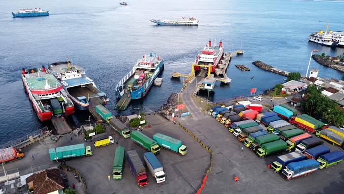 Foto udara truk angkutan barang antre memasuki kapal di Pelabuhan Ketapang, Banyuwangi, Jawa Timur, Minggu (24/4/2022). Kementerian Perhubungan (Kemenhub) mengeluarkan aturan pembatasan angkutan barang mulai 28 April-1 Mei 2022 dan arus balik mulai 6-9 Mei 2022 untuk mendukung kelancaran arus mudik lebaran 2022. ANTARA FOTO/Budi Candra Setya/foc.