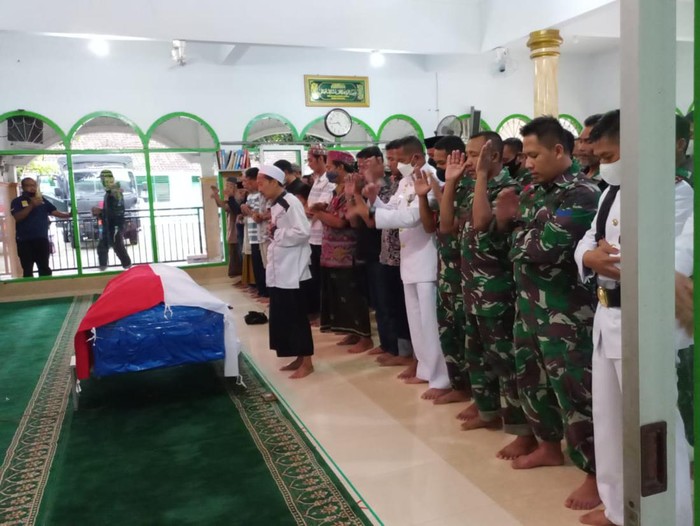 jenazah Pratu Marinir Dwi Miftahul Ahyar tiba di lamongan