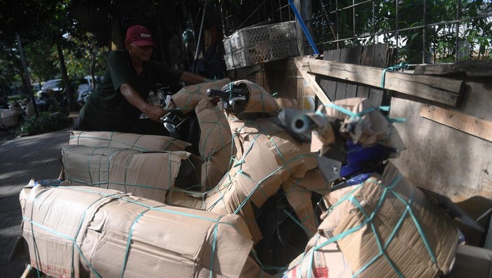 Pekerja menyiapkan motor  yang akan dikirim ke berbagai daerah di Jakarta, Minggu (24/4/2022). Jasa pengiriman motor mulai mengalami kenaikan dari rata-rata tiga motor per hari pada Ramadhan tahun lalu menjadi rata-rata 13 motor per hari pada tahun ini, namun jumlah tersebut masih jauh dari jumlah pengiriman sebelum pandemi COVID-19  yang bisa mencapai puluhan motor setiap harinya. ANTARA FOTO/Akbar Nugroho Gumay/foc.