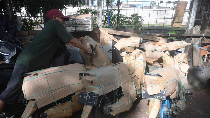 JUMLAH PENGIRIMAN MOTOR MULAI NAIK Pekerja menyiapkan motor yang akan dikirim ke berbagai daerah di Jakarta, Minggu (24/4/2022). Jasa pengiriman motor mulai mengalami kenaikan dari rata-rata tiga motor per hari pada Ramadhan tahun lalu menjadi rata-rata 13 motor per hari pada tahun ini, namun jumlah tersebut masih jauh dari jumlah pengiriman sebelum pandemi COVID-19 yang bisa mencapai puluhan motor setiap harinya. ANTARA FOTO/Akbar Nugroho Gumay/foc.