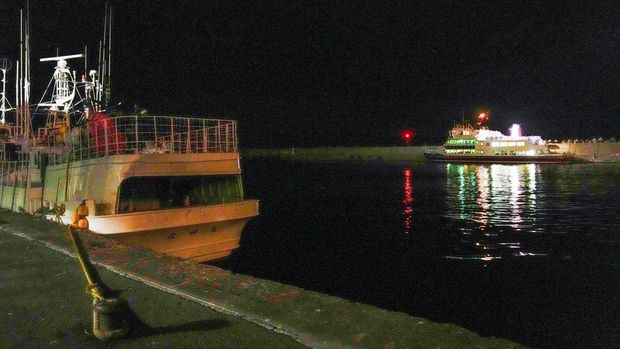 Pelabuhan nelayan tempat perahu wisata yang hilang, berangkat untuk wisata di Shari, di pulau utara Hokkaido, Sabtu (23/4/2022). Sebuah kapal wisata dengan 26 orang di dalamnya hilang di perairan lepas Jepang utara pada Sabtu setelah mengeluarkan panggilan darurat dan pelaporan akan tenggelam. (Kyodo News via AP)