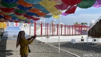 Harga tiket Karangpotong Oceanview Cianjur sebesar Rp 15 di hari biasa dan Rp 20.000 di akhir pekan. Ada tambahan Rp 10.000 untuk parkir mobil. (Masaul/detikcom)