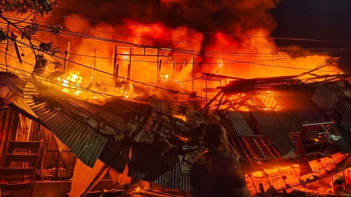 Kebakaran Pasar Gembrong: Asap Merah Mengepul, Lalin Padat