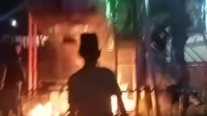 Kebakaran wahana permainan kapal kora-kora di Pasar Malam di Tuban