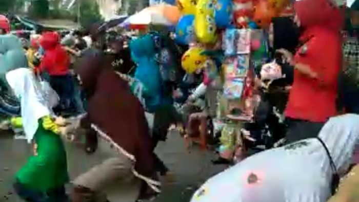 Kepanikan warga gegara lantai salah satu toserba di Tasikmalaya alami retak.