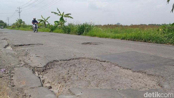 Kerusakan jalan di Tegalgondo-Janti, Kecamatan Polanharjo, Minggu (24/4/2022).