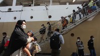 Kapal dari Makasar tujuan Pelabuhan Tanjung Priok, Jakarta Utara itu menurunkan penumpang di Pelabuhan Tanjung Perak, Surabaya sebanyak 1.300 orang.