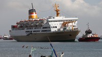 Kapal Tunda (tug-boat) memandu Kapal Motor (KM) Dobonsolo yang akan bersandar di Dermaga Jamrud Utara, Pelabuhan Tanjung Perak, Surabaya, Jawa Timur, Minggu (24/4/2022).