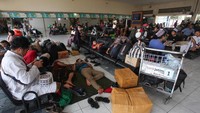 Penumpang menunggu kedatangan kapal di terminal penumpang di Pelabuhan Tanjung Perak, Surabaya, Jawa Timur, Minggu (24/4/2022).
