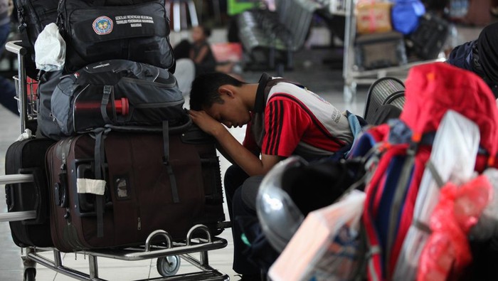 Kondisi Pelabuhan Tanjung Perak yang Mulai Dipadati Pemudik Penumpang menunggu kedatangan kapal di terminal penumpang di Pelabuhan Tanjung Perak, Surabaya, Jawa Timur, Minggu (24/4/2022). Menurut data Posko Terpadu Angkutan Lebaran Tahun 2022 Pelabuhan Tanjung Perak, sejak H-15 (17/4/2022) sampai H-9 (23/4/2022) Lebaran 2022 jumlah penumpang di Pelabuhan Tanjung Perak tercatat sebanyak 16.196 penumpang turun dan 8.548 penumpang naik. ANTARA FOTO/Didik Suhartono/foc.