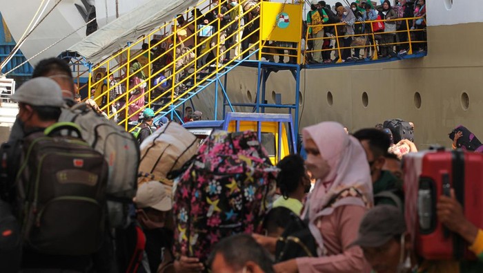 Kondisi Pelabuhan Tanjung Perak yang Mulai Dipadati Pemudik Penumpang menunggu kedatangan kapal di terminal penumpang di Pelabuhan Tanjung Perak, Surabaya, Jawa Timur, Minggu (24/4/2022). Menurut data Posko Terpadu Angkutan Lebaran Tahun 2022 Pelabuhan Tanjung Perak, sejak H-15 (17/4/2022) sampai H-9 (23/4/2022) Lebaran 2022 jumlah penumpang di Pelabuhan Tanjung Perak tercatat sebanyak 16.196 penumpang turun dan 8.548 penumpang naik. ANTARA FOTO/Didik Suhartono/foc.