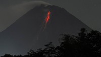 Menurut data BPPTKG Yogyakarta periode pengamatan 24 April 2022 pukul 00.00-06.00 WIB telah terjadi 10 kali guguran lava pijar dengan jarak luncur maksimal 1.600 meter ke arah barat daya.