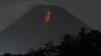 Puncak Gunung Merapi Memerah Lagi