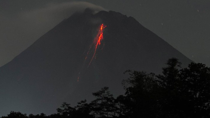 Guguran lava pijar Gunung Merapi terlihat dari Srumbung, Magelang, Jawa Tengah, Minggu (24/4/2022). Menurut data BPPTKG Yogyakarta periode pengamatan 24 April 2022 pukul 00.00-06.00 WIB telah terjadi 10 kali guguran lava pijar dengan jarak luncur maksimal 1.600 meter ke arah barat daya. ANTARA FOTO/Hendra Nurdiyansyah/YU