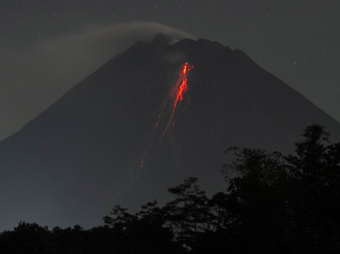 Guguran lava pijar Gunung Merapi terlihat dari Srumbung, Magelang, Jawa Tengah, Minggu (24/4/2022). Menurut data BPPTKG Yogyakarta periode pengamatan 24 April 2022 pukul 00.00-06.00 WIB telah terjadi 10 kali guguran lava pijar dengan jarak luncur maksimal 1.600 meter ke arah barat daya. ANTARA FOTO/Hendra Nurdiyansyah/YU