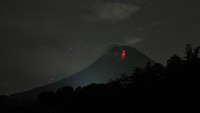 Guguran lava pijar Gunung Merapi terlihat dari Srumbung, Magelang, Jawa Tengah, Minggu (24/4/2022).