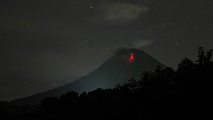 Guguran lava pijar Gunung Merapi terlihat dari Srumbung, Magelang, Jawa Tengah, Minggu (24/4/2022). Menurut data BPPTKG Yogyakarta periode pengamatan 24 April 2022 pukul 00.00-06.00 WIB telah terjadi 10 kali guguran lava pijar dengan jarak luncur maksimal 1.600 meter ke arah barat daya. ANTARA FOTO/Hendra Nurdiyansyah/YU