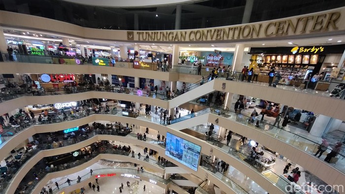 Dua mal di Kota Surabaya penuh pengunjung yang berburu baju Lebaran, Sabtu (23/4/2022) malam. Pantauan detikJatim di Royal Plaza Surabaya pukul 19.53 WIB, pengunjung cukup padat.