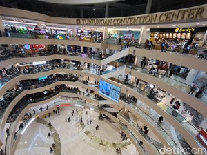 Snapshot: 2 Mal di Surabaya Diserbu Pemburu Baju Lebaran