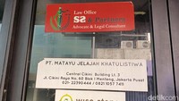 Foto: Di depan pintu bangunan yang diklaim markas Partai Mahasiswa Indonesia hanya mencantumkan 3 label perusahaan. Perusahaan-perusahaan tersebut, yaitu Law Office SS & Partners Advocate & Legal Consultant, PT Matayu Jelajah Khatulistiwa, dan Wise Steps Travel. (Karin Nur Secha/detikcom)