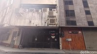 Foto: Ketum Partai Mahasiswa Indonesia Eko Pratama mengklarifikasi alamat markas Partai Mahasiswa Indonesia yang benar berada di Jalan Cikini Raya Nomor 60 Blok 60i, Cikini, Menteng, Jakarta Pusat. Bangunan di alamat tersebut terlihat ruko berlantai 4. (Karin Nur Secha/detikcom)