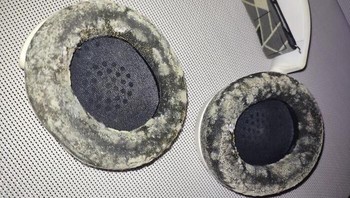 Begini jadinya kalau headphone disimpan di laci lembab selama berbulan-bulan. Foto: Reddit via Bored Panda