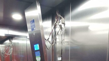 Panel lift-nya sudah menyerah. Foto: Reddit via Bored Panda