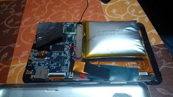 Baterai tablet super gembung, jangan-jangan ada popcorn di dalamnya. Foto: Reddit via Bored Panda