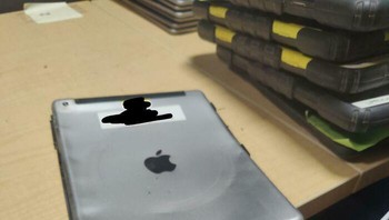 Derita kerja di perusahaan konstruksi, iPad sudah dipasangi case pelindung pun masih bisa penyok seperti ini. Foto: Reddit via Bored Panda