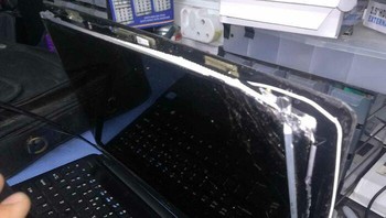 Ini laptopnya dibanting pakai tenaga dalam atau bagaimana? Foto: Reddit via Bored Panda