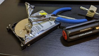 Tidak sabaran saat membuka harddisk, akhirnya pakai jalan brute force. Foto: Reddit via Bored Panda