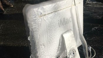 Waktu dibilang iMac-nya sempat freeze, ternyata beku beneran. Foto: Reddit via Bored Panda