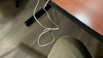 Tak ada colokan untuk ngecas laptop, aki pun jadi. Foto: Reddit via Bored Panda