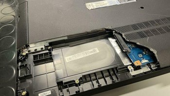 Repot harus cabut puluhan sekrup untuk mengeluarkan hard drive, lagi-lagi pakai jalan brute force. Foto: Reddit via Bored Panda