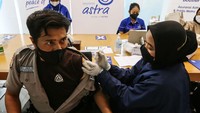 Warga mengikuti vaksinasi booster di Grha Asuransi Astra, Jakarta.