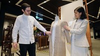 Bank DBS Indonesia melalui DBS Foundation turut mendukung pameran ini dengan memberikan dana hibah untuk memberikan pelatihan kepada petani dan perajin kapas. Tampak Chief of Sustainability Officer SukkhaCitta, M. Bertram Flesch dan Founder of SukkhaCitta, Denica Riadini-Flesch berbincang saat mengunjungi pameran tersebut.