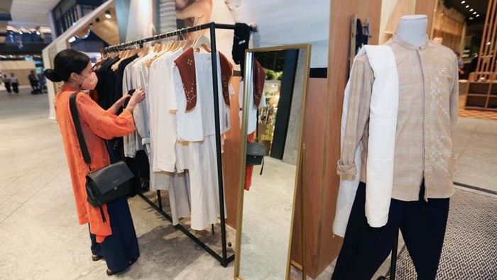 Melihat Pameran Fashion Berbahan Ramah Lingkungan Pameran fashion bertajuk Kapas digelar di Ashta District 8, Sukkha Citta, Jakarta. Sekitar 20 koleksi yang dipamerkan dibuat dari kapas lokal yang ramah lingkungan.