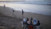 Untuk pertama kalinya dalam dua tahun sejak pandemi COVID-19, orang-orang dapat menghidupkan kembali tradisi Ramadan dengan berkumpul dan berbuka puasa di depan umum.