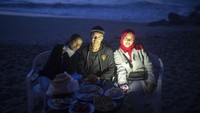 Mereka berkumpul bersama teman dan kerabat.