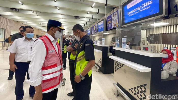 Menhub Pimpin Apel Angkutan Lebaran 2022 Transportasi Udara Apel angkutan Lebaran 2022 transportasi udara digelar di Terminal 1B Bandara Soekarno-Hatta, Minggu (24/4). Apel ini dipimpin Menhub Budi Karya Sumadi.