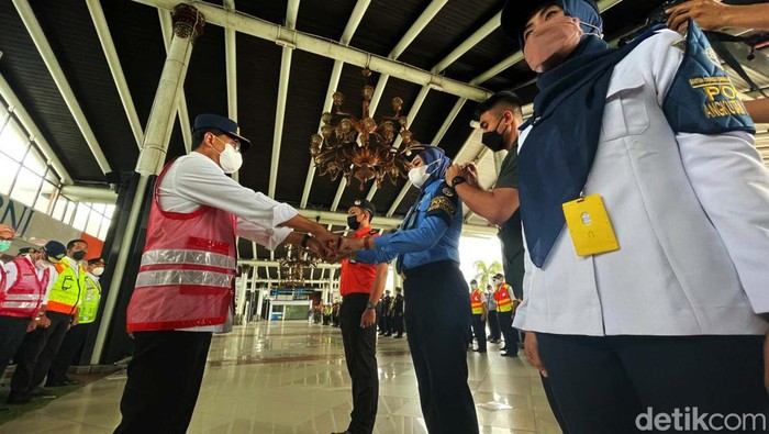 Apel angkutan Lebaran 2022 transportasi udara digelar di Terminal 1B Bandara Soekarno-Hatta, Minggu (24/4). Apel ini dipimpin Menhub Budi Karya Sumadi.